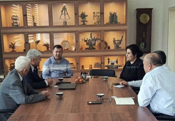 Vohurii_rohbariyati_Instituti_astrofizikai_To-ikiston_va_Instituti