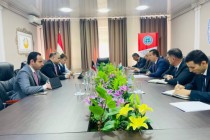 طاجيكستان والكويت تبحثان قضايا حماية حقوق الإنسان