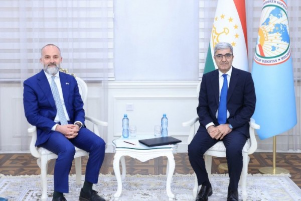 Mulo-oti-muovini-vazir-bo-i-rokunandai-vazifai-ro-bari-Daftari-barnoma-oi-SA-A-dar-Dushanbe (1)