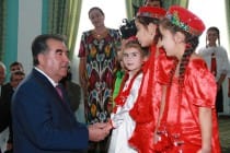پیشوای ملت: امروز بانوی تاجیک رهبر کاردان، محقیق دانشمند، طبیب حاذق، صاحبکار موفق و البته  تربیت کننده و آموزگار مهربان است