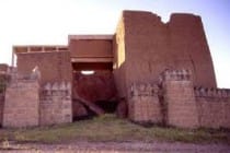 نیروهای تروریستی داعش آثار تاریخی عراق به نام “دروازه خدا ” را نابود کردند