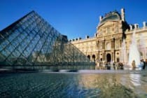 موزه لوو پاریس به دنبال طغیان رودخانه سن در پایتخت فرانسه تعطیل شد