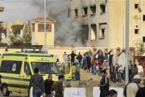انفجار بمب سینای مصر سبب کشته شدن دست کم شش نظامی شد.