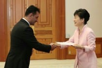سفیر تاجیک استوارنامه خود را تقدیم رئیس جمهور کره کرد