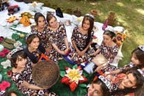 مردم تاجیک اکثر سنت ها و رسوم اجدادی را حفظ  و با سبک زندگی امروزی تلفیق نموده اند