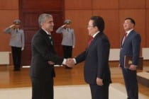 سفیر تاجیکستان در مغولستان نسخه استوارنامه خودرا به رئیس جمهور این کشور تسلیم کرد