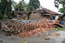 وقوع زمین لرزه در اندونزی خسارات گسترده و تلفاتی برجای گذاشته است