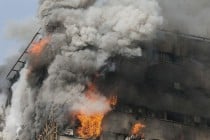 ساختمان پلاسکو در پایتخت ایران در پی آتش‌سوزی فرو ریخت