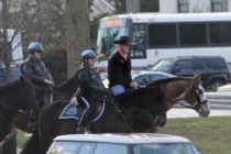 وزیر کشور آمریکا با اسب و کلاه کابویی سرکار رفت