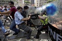 در اعتراضات مخالفان در ونزوئلا بیش از 220 نفر آسیب دیدند