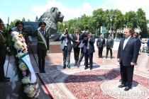 نخست وزیر پاکستان بر پایه مجسمه شاه اسماعیل سامانی تاج گل گذاشت
