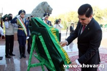 قربانقلی بردی محمد اف، رئیس جمهور ترکمنستان بر پایه مجسمه اسماعیل سامانی تاجگل گذاشت