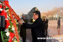 رئیس جمهوری قرقیزستان بر پایه مجسمه شاه اسماعیل سامانی تاج گل گذاشت