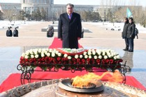 امامعلی رحمان، رئیس جمهوری تاجیکستان در پایه مجسمه حامیان وطن در شهر آستانه تاج گل گذاشتند