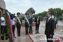 دمیتری میدویدیف، نخست وزیر روسیه در میدان “دوستی” بر پایه مجسمه اسماعیل سامانی تاجگل  گذاشت