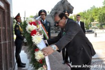 ممنون حسین، رئیس جمهور جمهوری اسلامی پاکستان در پایه مجسمه اسماعیل سامانی تاج گل گذاشت