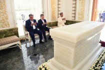 زیارت آرامگاه اسلام کریمف، نخستین رئیس جمهوری ازبکستان