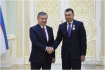 شوکت میرضیایف، رئیس جمهوری ازبکستان خادمان دولتی و جمعیتی، نمایندگان فرهنگ، علم و بهداشت تاجیکستان را با مکافات های دولتی قدر کردند