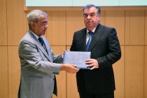 محترم امامعلی رحمان، رئیس جمهوری تاجیکستان با عنوان “دکتر فخری” آکادمی دیپلماتیک آذربایجان تقدیر شد