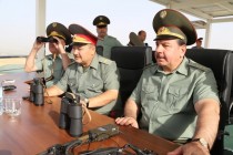 در چارچوب برگزاری تمرینهای مشترک نظامی تاجیکستان و ازبکستان ملاقات وزیران دفاع دو کشور برگزار شد