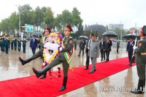 رام نات کوویند، رئیس جمهوری هند به پایه مجسمه شاه اسماعیل سامانی تاج گل‌ گذاشت