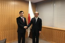 سفیر تاجیکستان نسخه استوارنامه خودرا  به معاون وزیر امور خارجه ژاپن تسلیم کرد