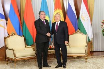 امامعلی رحمان، رئیس جمهوری تاجیکستان با نورسلطان نظربایف، نخستین رئیس جمهور جمهوری قزاقستان ملاقات کردند