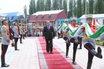 امامعلی رحمان، رئیس جمهوری تاجیکستان در ناحیه سنگوار پرچم دولتی تاجیکستان را در وضعیت مطنطن برافراختند