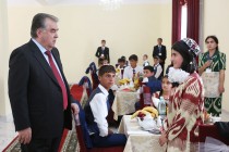 امامعلی رحمان، رئیس جمهوری تاجیکستان در مراسم افتتاح مرکز تجاری و اهدای هدایا به نیازمندان در ناحیه سنگوار شرکت کردند