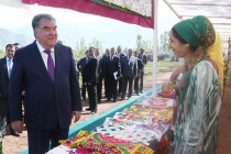 پیشوای ملت در نمایشگاه فراورده های کشاورزی و صنایع دستی شرکت کردند و با فعالیت خواجگی دهقانی “قلعه” ناحیه تاجیک‌‌آباد شناس شدند