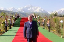 افتتاح میدان پرچم و نشان دولتی در ناحیه تاجیک‌‌آباد