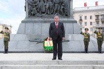 امامعلی رحمان، رئیس جمهوری تاجیکستان در شهر مینسک در پایه مجسمه “پیروزی” تاج گل گذاشتند