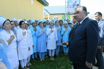 امامعلی رحمان، رئیس جمهوری تاجیکستان بیمارستان مرکزی را در روستای “تلخ آب” دهات آقسوی ناحیه دنغره افتتاح نمودند