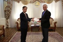 کنگ جی کوون، سفیر جمهوری کره در جمهوری تاجیکستان نسخه استوارنامه خود را به معاون وزیر امور خارجه تاجیکستان تسلیم کرد