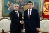 سفیر تاجیکستان در قرقیزستان به رئیس جمهوری این کشور استوارنامه خودرا تسلیم کرد