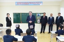 پیشوای ملت امامعلی رحمان دبیرستان شماره 12 را در روستای تورسون اولجبایف ناحیه اسپیتامن افتتاح کردند