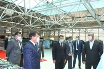  قاهر رسولزاده، نخست وزیر جمهوری تاجیکستان با فعالیت کارخانه‌های تولیداتی شهر دوشنبه آشنا شد