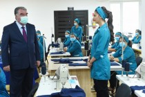 امامعلی رحمان، رئیس جمهوری تاجیکستان کارگاه خیاطی “بهار عشق” را در خاروغ افتتاح کردند