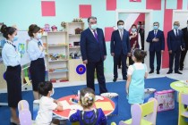امامعلی رحمان، رئیس جمهوری تاجیکستان کودکستان موسسه دولتی آموزشی “مکتب بین المللی دوشنبه” را مورد بهره برداری قرار دادند