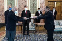 سفیر تاجیکستان در افغانستان استوارنامه خود را به رئیس جمهور این کشور تسلیم کرد
