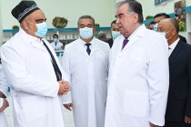 پیشوای ملت، امامعلی رحمان مرکز تشخیصی و پزشکی “اسماعیل” و میدان ورزشی را در ناحیه جلال الدین بلخی افتتاح کردند
