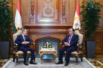 امامعلی رحمان، رئیس جمهور جمهوری تاجیکستان با جیحون بایرام اف، وزیر امور خارجه جمهوری آذربایجان دیدار و گفتگو کرد
