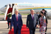 امامعلی رحمان، رئیس جمهور جمهوری تاجیکستان در فرودگاه بین المللی دوشنبه از قاسم جومارت توقایف، رئیس جمهور جمهوری قزاقستان استقبال کردند