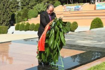 امامعلی رحمان، رئیس جمهور جمهوری تاجیکستان به احترام 76-مین سالگرد روز پیروزی در جنگ بزرگ میهنی در پایه یادبود “باغ غلبه” تاج گل گذاشتند