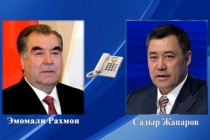 امامعلی رحمان، رئیس جمهور جمهوری تاجیکستان با سادیر جپاراف، رئیس جمهور جمهوری قرقیزستان گفتگوی تلفنی انجام دادند
