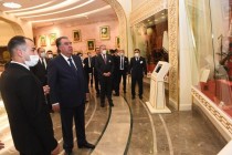 امامعلی رحمان، رئیس جمهور جمهوری تاجیکستان در مجتمع “یادبود ملی” تاج گل گذاشتند و از موزه “مقدسات وطن” ترکمنستان دیدن کردند