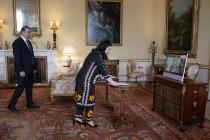 رخشانه امامعلی، سفیر جدید تاجیکستان در بریتانیا استوارنامه خود را به علیحضرت ملکه الیزابت دوم تسلیم کرد