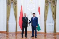 رستم امامعلی، رئیس شهر دوشنبه با تزی شومین، سفیر چین در تاجیکستان دیدار کرد