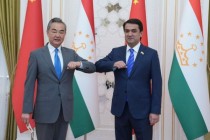 رستم امامعلی، رئیس مجلس ملی مجلس عالی جمهوری تاجیکستان با وانگ یی، وزیر امور خارجه جمهوری خلق چین دیدار و گفتگو کرد