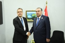 امامعلی رحمان، رئیس جمهور جمهوری تاجیکستان با یانیک گلمارک، مدیر اجرایی صندوق اقلیم سبز دیدار و گفتگو کردند